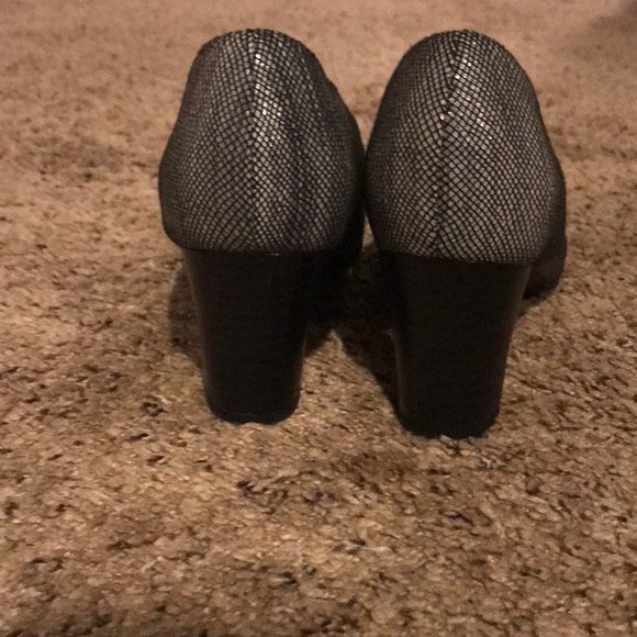 Croft&Barrow Navy & Gray heels. Size 8.5 - Picture 3 of 5